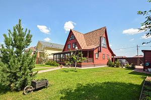 Вишневый фасад и темно-коричневые акценты: история преображения целого участка в Ленинградской области