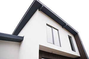 Премиальная отделка фасада и террасы лиственницей: проект ЛесоБиржи на Ладожские Берега