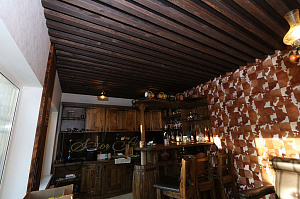 Домашний бар, в который хочется приглашать: как грамотная отделка потолка превратила обычное помещение в место для изысканных вечеров