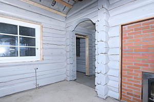 Как выглядит дом-баня из лафета внутри, когда покраска сделана по уму