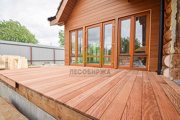 Чем покрасить террасную доску правильно: масло, гидромасло и защита от сырости