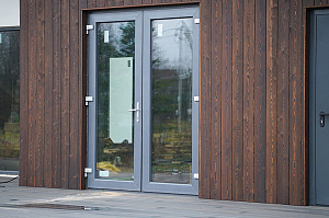 Премиальная отделка фасада и террасы лиственницей: проект ЛесоБиржи на Ладожские Берега