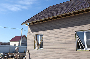 Не просто обшивка, а комплексное решение: вентилируемый фасад, индивидуальный водосток и единый стиль — дом, который будет служить десятилетиями