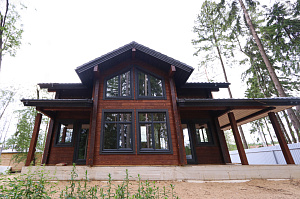 Комплекс работ по покраске деревянного дома с балками на террасе и стобами