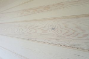 Шепот дерева: Завершенные работы по отделке стен и потолков в Кармолино