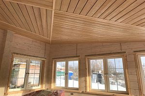 лиственничный планкен на потолке