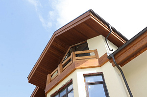 Холодная монументальность камня и живое тепло дерева — идеальный дуэт для фасада, который не оставит равнодушным