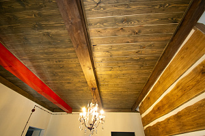 потолок с деревянными фальшбалками