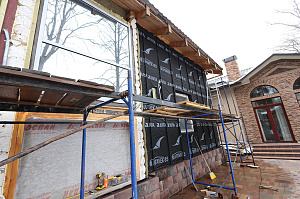 Бревенчатый дом больше не нуждается в ремонте каждые 5 лет: как вентилируемый фасад и цоколь White Hills решили проблему навсегда