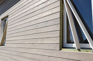 Не просто обшивка, а комплексное решение: вентилируемый фасад, индивидуальный водосток и единый стиль — дом, который будет служить десятилетиями