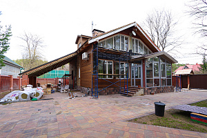 Бревенчатый дом больше не нуждается в ремонте каждые 5 лет: как вентилируемый фасад и цоколь White Hills решили проблему навсегда