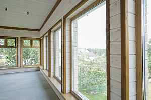 Шепот дерева: Завершенные работы по отделке стен и потолков в Кармолино