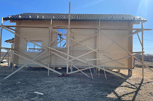 Карцево: шлифовка и покраска дома из клеёного бруса для «Нордвуд» — защита Tikkurila Pinja W-Oil (5070) и акценты RAL 7024