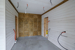 Шепот дерева: Завершенные работы по отделке стен и потолков в Кармолино