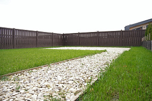 Современный забор в стиле Барнхаус для коттеджа в Вишневом Саду