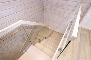 Лестница из ясеня с подсветкой и  вставкой из закаленного стекла