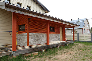 Фасад с характером: Сочетание лиственницы, сосны и камня в Honka Family Club