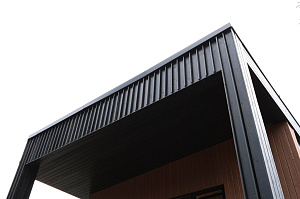 Оригинальное решение для отделки фасада дома вертикальной полочкой из прямого планкена