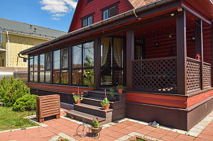 Вишневый фасад и темно-коричневые акценты: история преображения целого участка в Ленинградской области