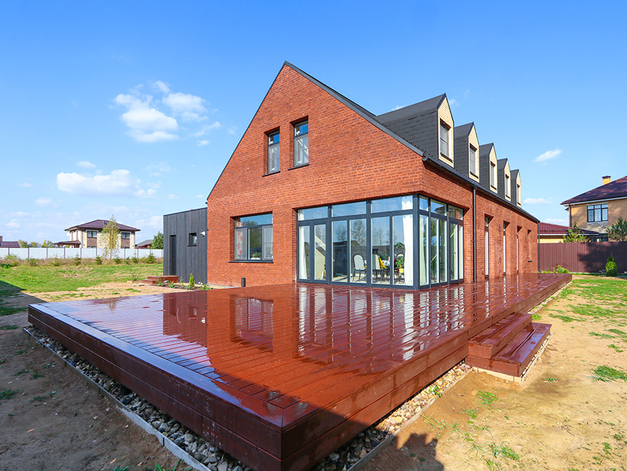 Гармония стиля и функциональности: гараж и терраса из лиственницы в Низово