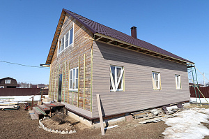 Не просто обшивка, а комплексное решение: вентилируемый фасад, индивидуальный водосток и единый стиль — дом, который будет служить десятилетиями