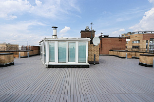 Монтаж террасной доски из термоясеня на крыше многоквартирного дома
