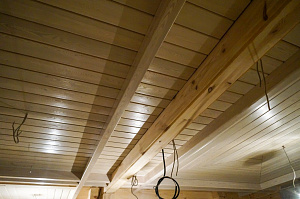 Отделка потолков планкеном