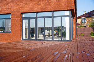 Гармония стиля и функциональности: гараж и терраса из лиственницы в Низово