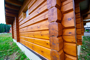 От шлифовки до финишного блеска: 10 дней работы, 10 лет защиты — покраска бруса от Лесобиржи-Спб