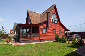 Вишневый фасад и темно-коричневые акценты: история преображения целого участка в Ленинградской области