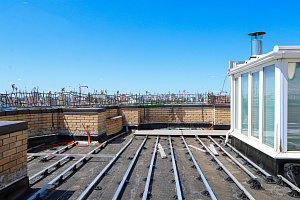 Эксклюзивная терраса из термоясеня на эксплуатируемой кровле в Санкт-Петербурге