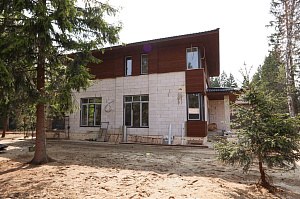 Лиственница + термолиственница + покраска Renner в цехе: почему эта комбинация делает фасад неуязвимым к влаге и времени