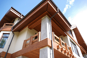 Холодная монументальность камня и живое тепло дерева — идеальный дуэт для фасада, который не оставит равнодушным