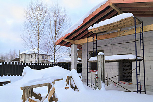 Не просто баня, а место силы: проект с парной на троих, уютной комнатой отдыха и крытой террасой