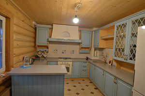 Кухня в дом из дерева
