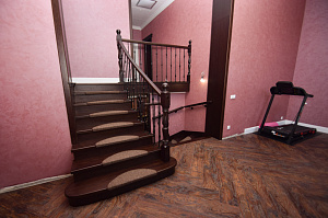 Забежные ступени, кованые балясины и ясень: история одной лестницы, рожденной в содружестве с клиентом