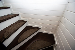 межэтажная лестница из лиственницы 16