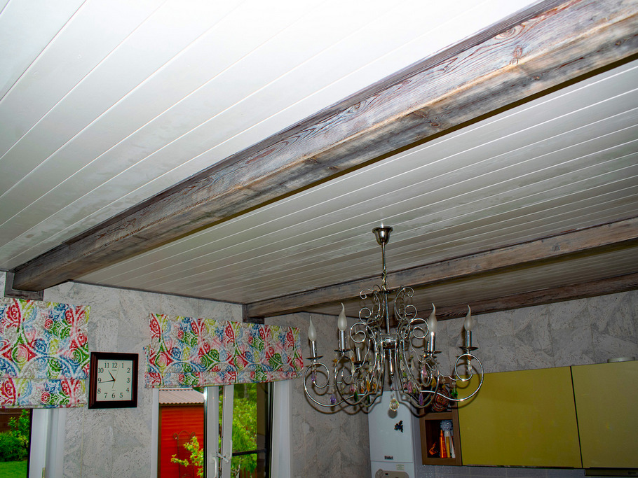 Скрытые коммуникации, зонирование и вековой шарм: почему патинированные фальшбалки — идеальный выбор для загородного дома