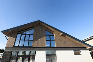 Элегантный фасад и свесы: монтаж планкена в Gatchina Villages - 2