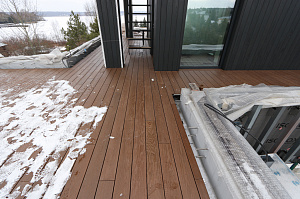 Терраса из термоясеня на эксплуатируемой кровле