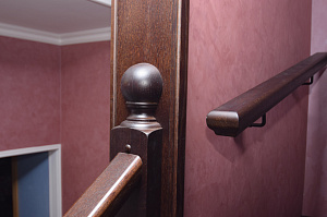 Забежные ступени, кованые балясины и ясень: история одной лестницы, рожденной в содружестве с клиентом