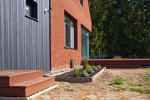 Гармония стиля и функциональности: гараж и терраса из лиственницы в Низово