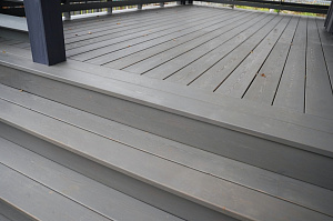 Изысканная терраса из сибирской лиственницы в Солнечной Долине