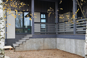 Изысканная терраса из сибирской лиственницы в Солнечной Долине