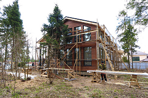 От цокольного отлива до отделки окон: комплексный подход, который превратил обычный дом в архитектурный шедевр