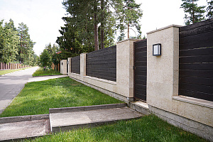 Забор из скошенного планкена в Нижний: Эстетика и долговечность от Лесобиржа-СПб, проверенные временем