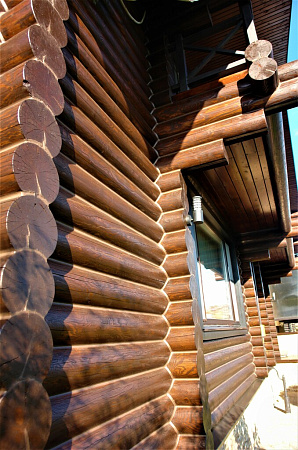 покраска дома из бревна