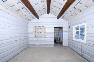 Как выглядит дом-баня из лафета внутри, когда покраска сделана по уму