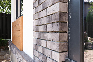 Не просто баня, а место силы: проект с парной на троих, уютной комнатой отдыха и крытой террасой