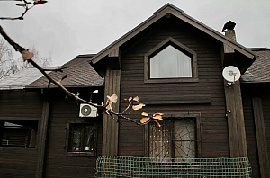 Заводская покраска + скрытый монтаж + контрастные акценты: как мы превратили обычный дом в стильный архитектурный объект